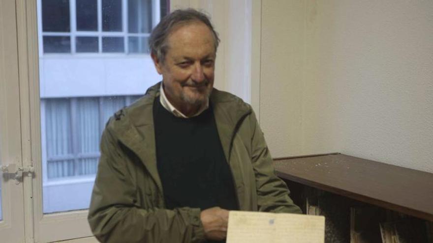 Tino Fraga, coa carta de Darwin a Seoane. |