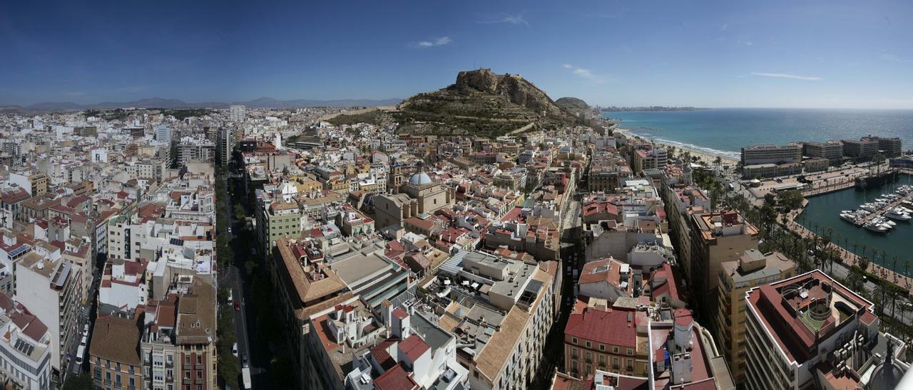Panorámica de la ciudad de Alicante, erigida en 1822 capital de una de las provincias de la división territorial antecesora de la actual.