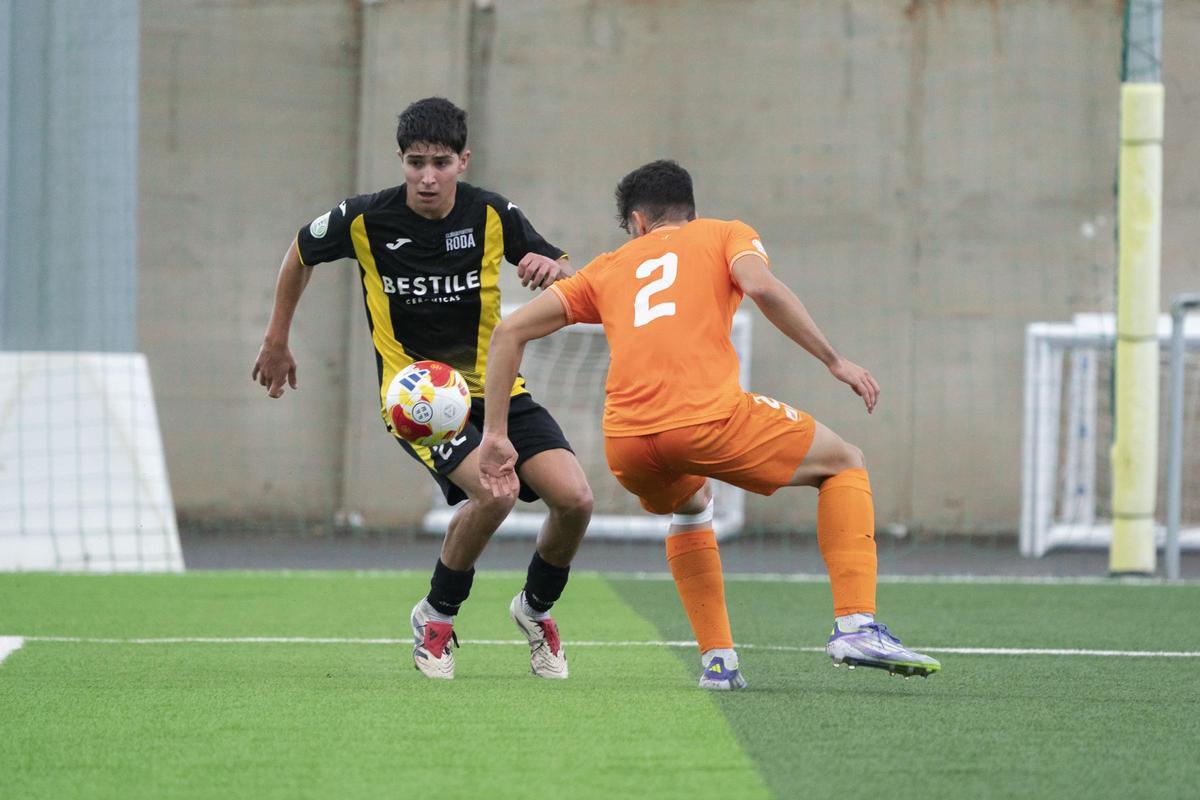 El Atzeneta y el Roda en el partido disputado en el Regit.