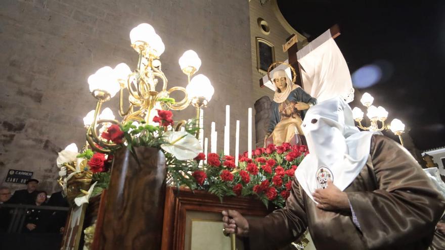 Devoción y viento en la procesión del Miércoles Santo en Vila-real