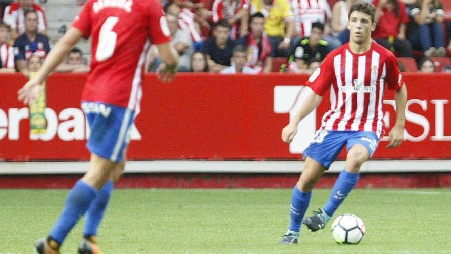 Nacho Méndez en su debut con el Sporting en El Molinón.