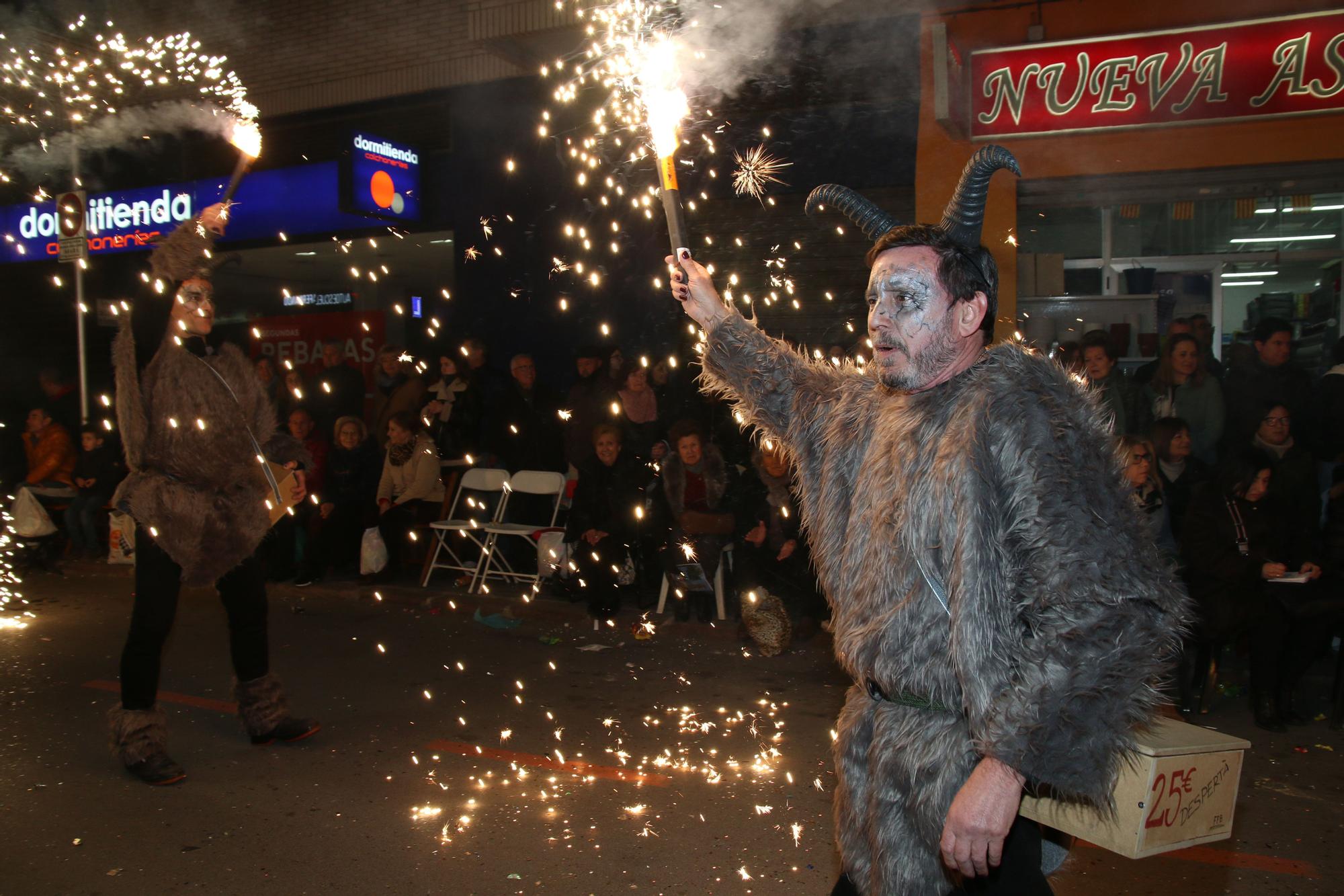 FOTOGALERÍA I La cabalgata del Ninot de Burriana, en imágenes