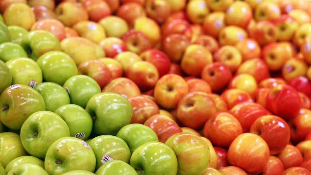 Un stand de manzanas en un supermercados.