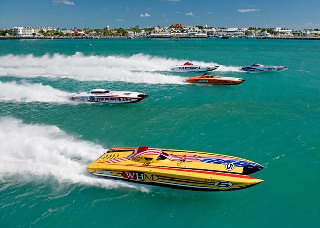 Esta imagen, cortesía del Florida Keys News Bureau, WHM Motorsports, pilotado por William Mauff y Jay Muller, y otros Superboat-class cruzan la linea de salida del Key West World Championship en Key West, Florida.