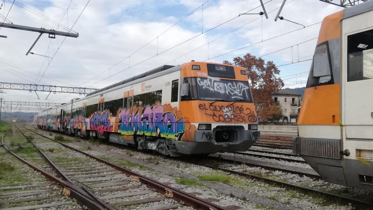 Grafitis en tren de Rodalies R4
