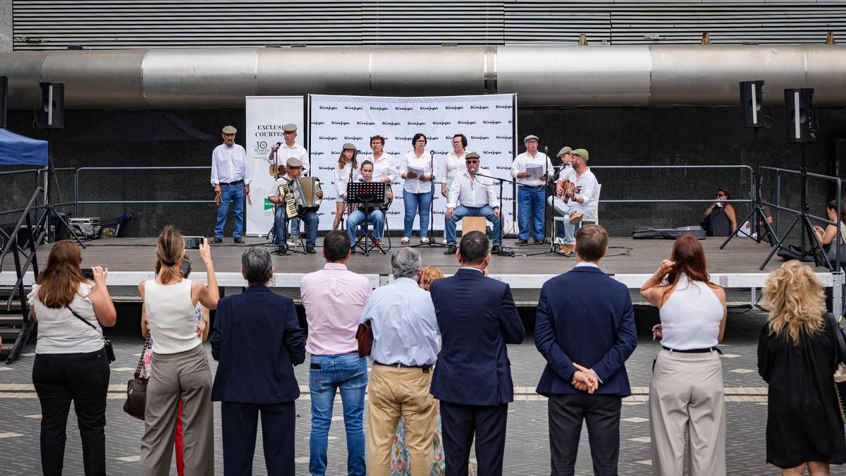 El grupo ‘Cantadores da Planicie’ de Elvas actúa en el escenario de la plaza de Conquistadores.