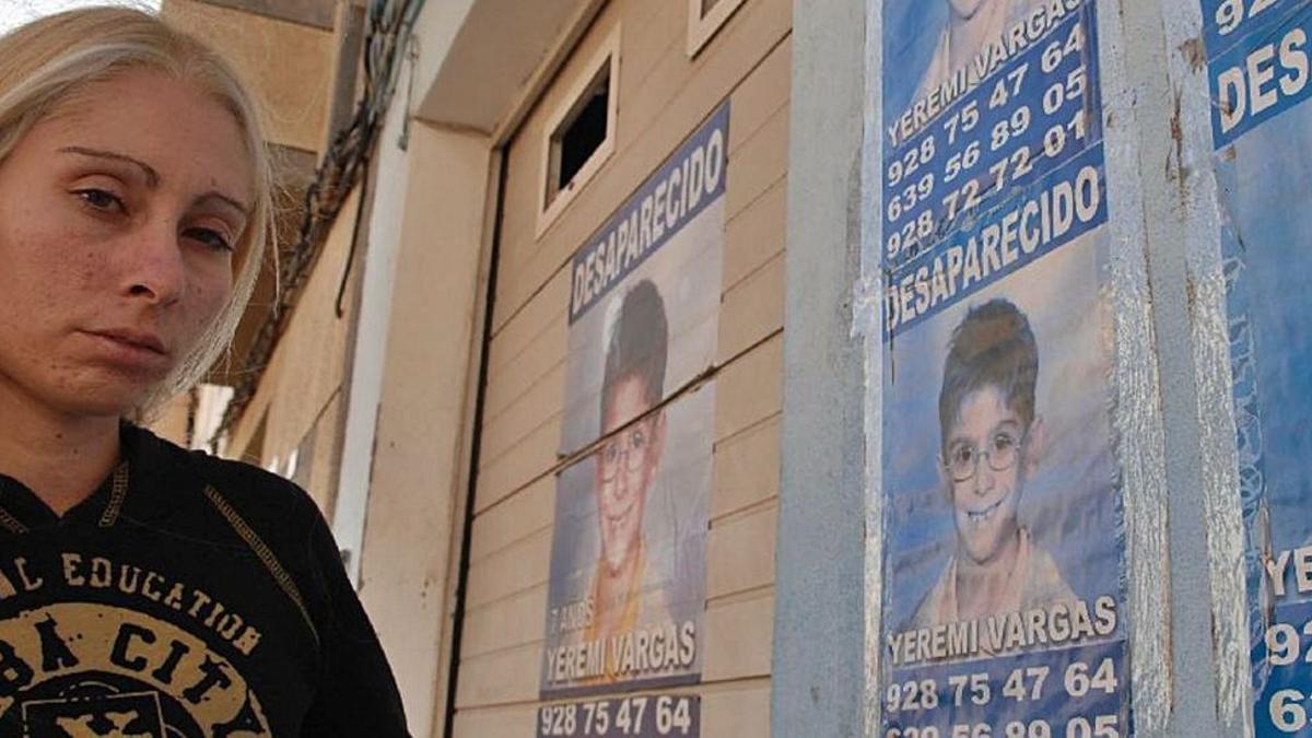 Ithaisa Suarez, madre de Yeremi Vargas, delante de carteles con la imagen de su hijo.