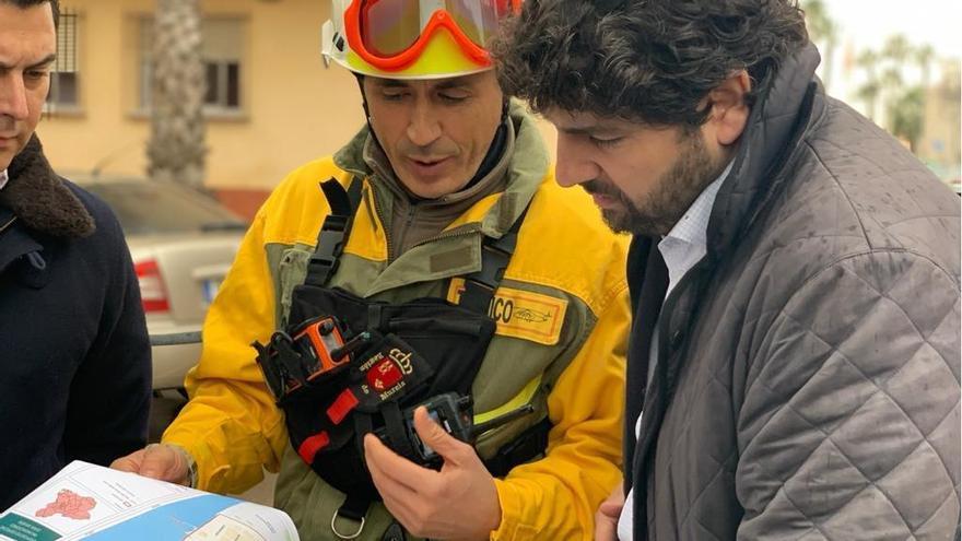 &quot;A pie de calle, pisando el barro&quot;, ha dicho López Miras en Twitter de su visita esta mañana a las zonas devastadas por la borrasca &#039;Gloria&#039;.