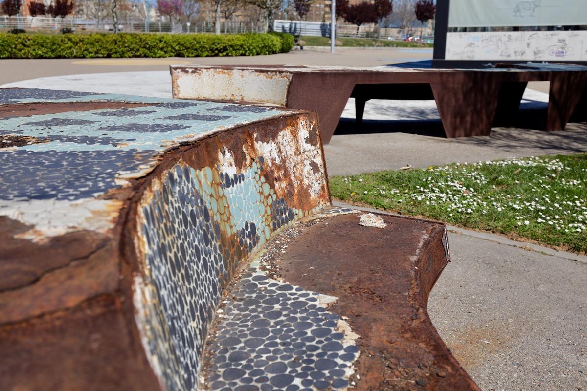 El banco del frente fluvial está completamente degradado.
