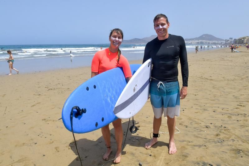 Surf en Las Canteras contra el calor