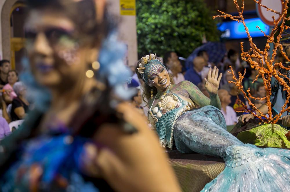 Miles de personas asisten al Desfile de la Entrada en la avenida Carlos Soler