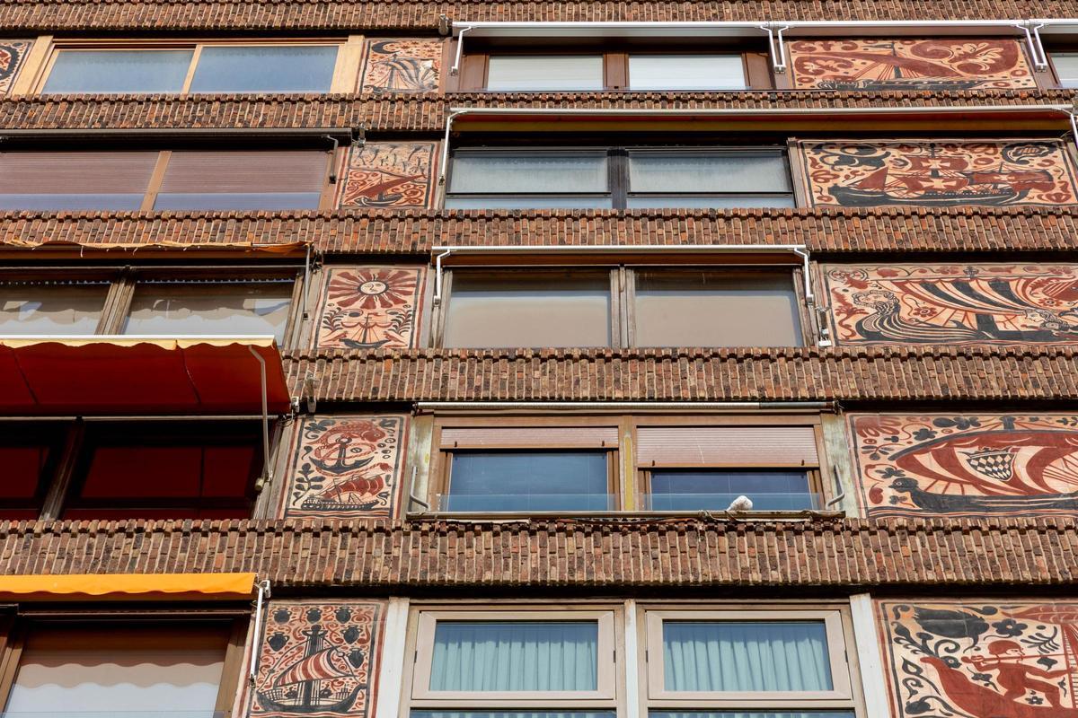 Details of the ceramics of the Monaco building, between the windows.