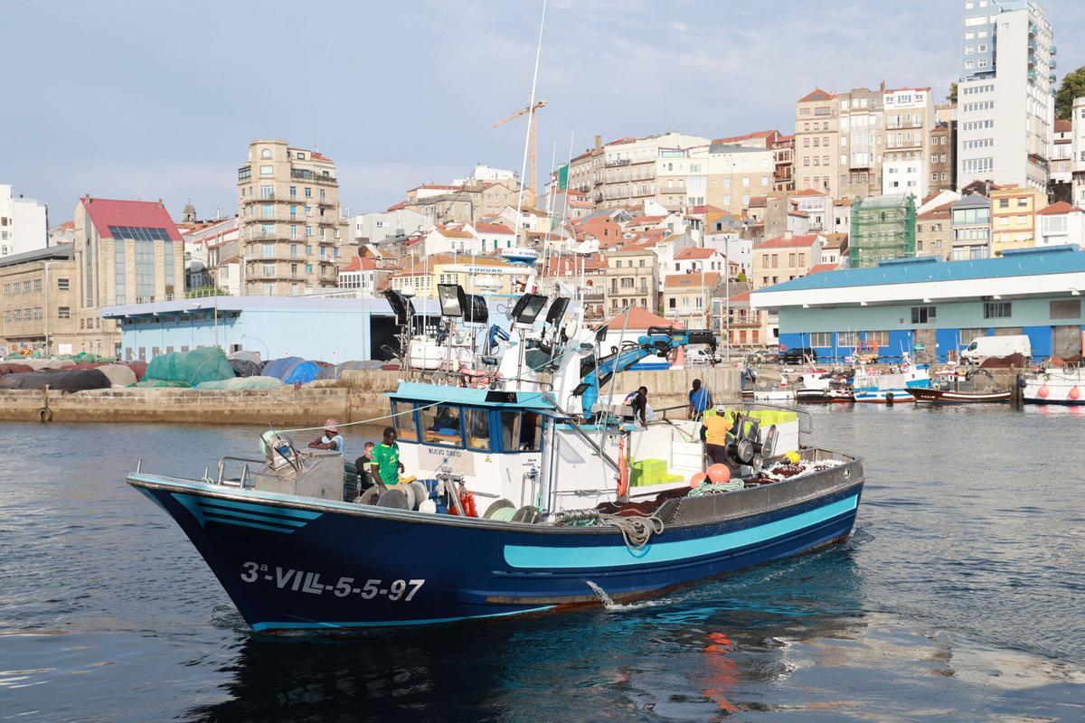El «Nuevo David», zarpando para hacer una nueva jornada de pesca.