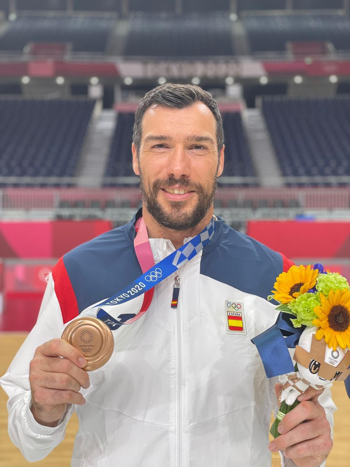 Gedeón Guardiola posa con la medalla de bronce