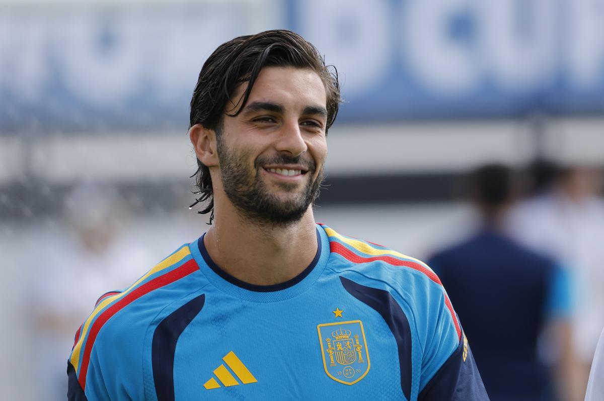GR7202. ATLANTA (ESTADOS UNIDOS), 14/06/2026.- Ferran Torres de España llega a la zona mixta este domingo en Atlanta (Estados Unidos). EFE/ Lavandeira Jr