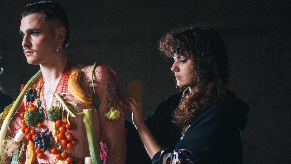 Lara Caeiro axeitando o vestiario de Mondra para «Marimondra»,  Mestre Mateo 2025 ao Mellor Videoclip.