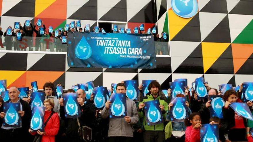 Cientos de personas animan a participar en un gran acto en apoyo a los presos de ETA