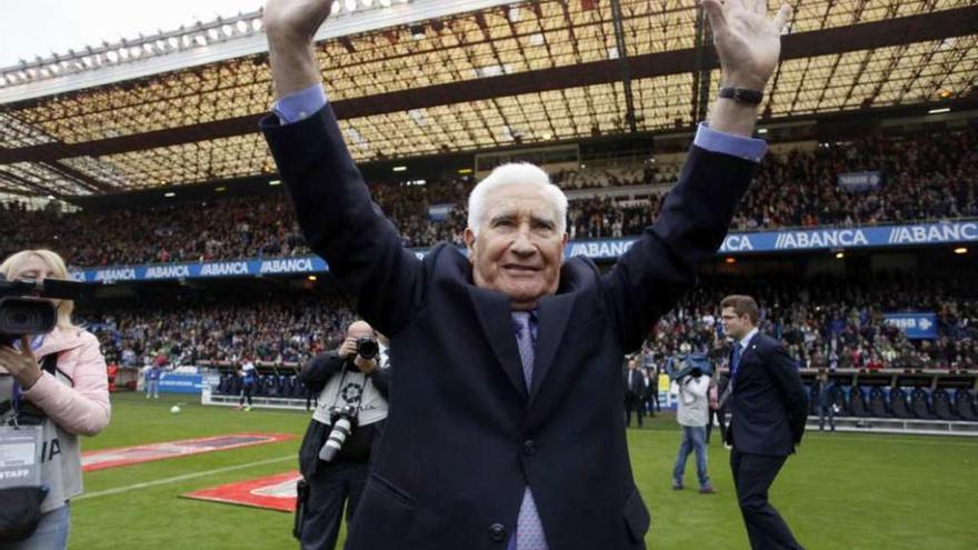 El Deportivo homenajea a Arsenio Iglesias | El exentrenador del Deportivo recibió en el descanso del partido entre ambos equipos en el estadio de Riazor, la mayor distinción del club coruñés, la insignia de Oro y Brillantes. Arsenio fue homenajeado por el Deportivo en la última jornada de la Liga y, además, fue nombrado ´Leyenda Blanquiazul´. A sus 85 años, salió al césped en el descanso y desde el centro del campo en el que hizo historia como técnico vio un vídeo y recibió el cariño de su gente.