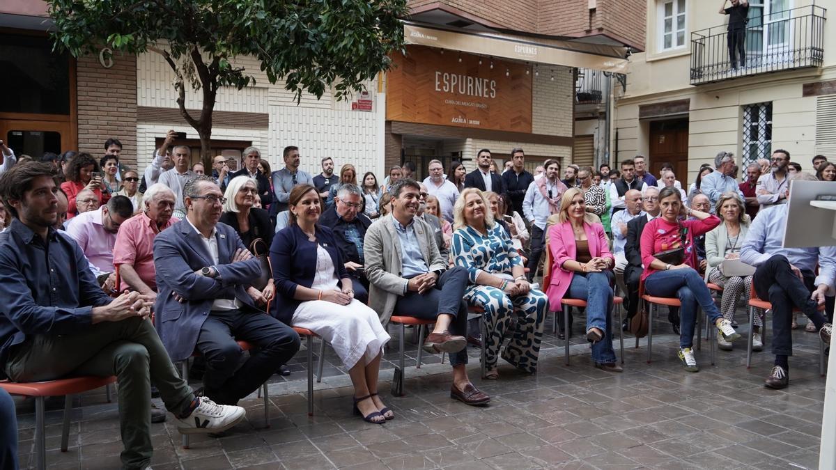 Unas 500 personas entre cargos y simpatizantes en el acto a las puertas de la sede del PP