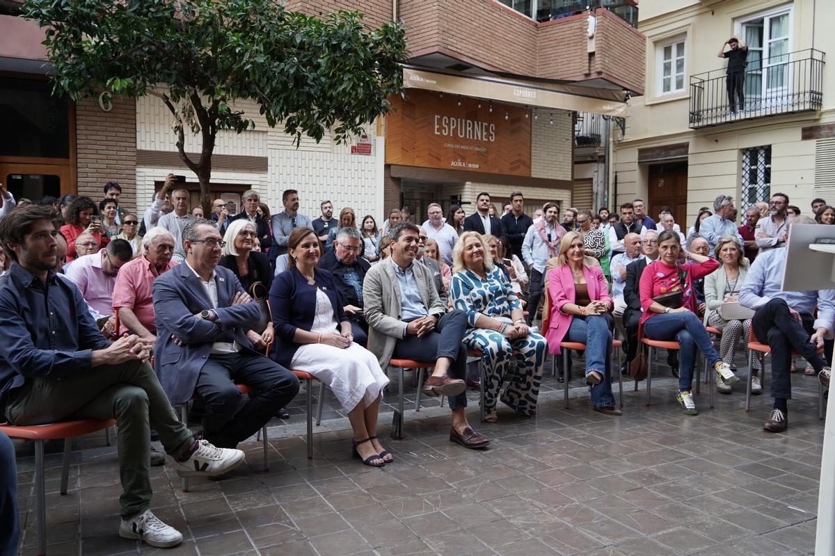 Unas 500 personas entre cargos y simpatizantes en el acto a las puertas de la sede del PP