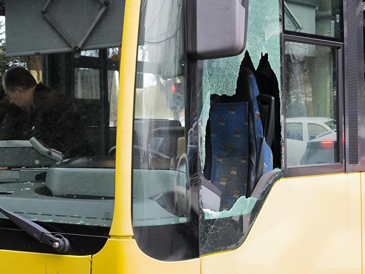 Estado en el que quedó la ventanilla del autobús de la Linea 5 tras la agresión