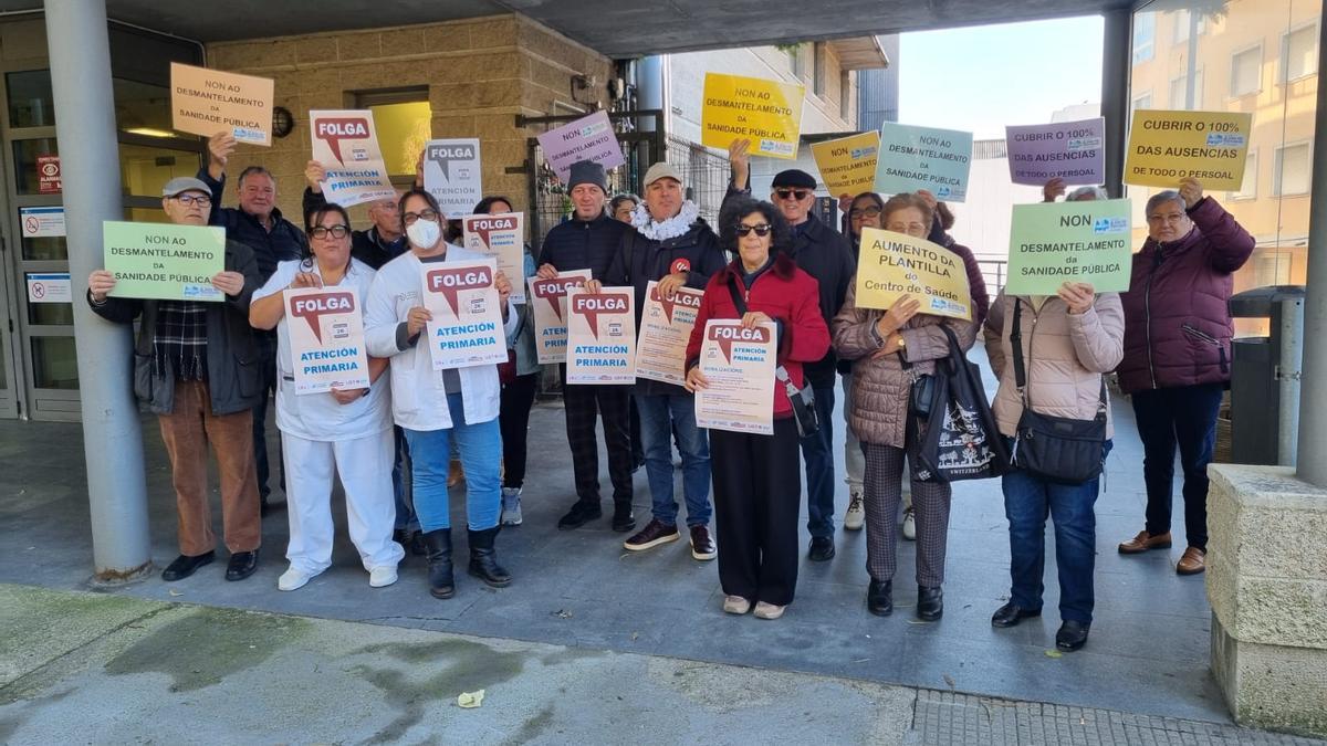 Concentración de A Voz da Sanidade, ayer, frente al Centro de Saúde de Cangas.