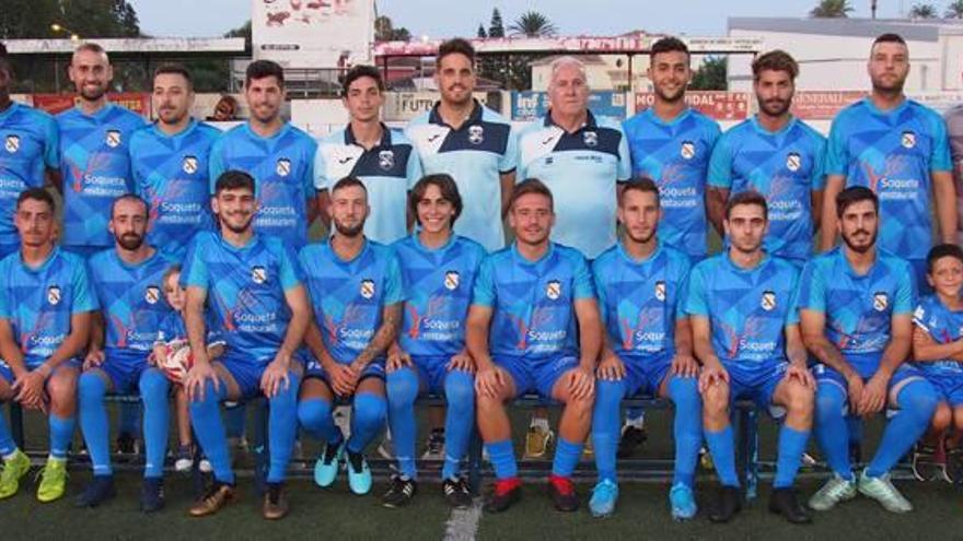 Foto oficial de la UD Oliva 2019-2020 con jugadores, técnicos, auxiliares y el presidente, en la presentación del jueves en el Morer.