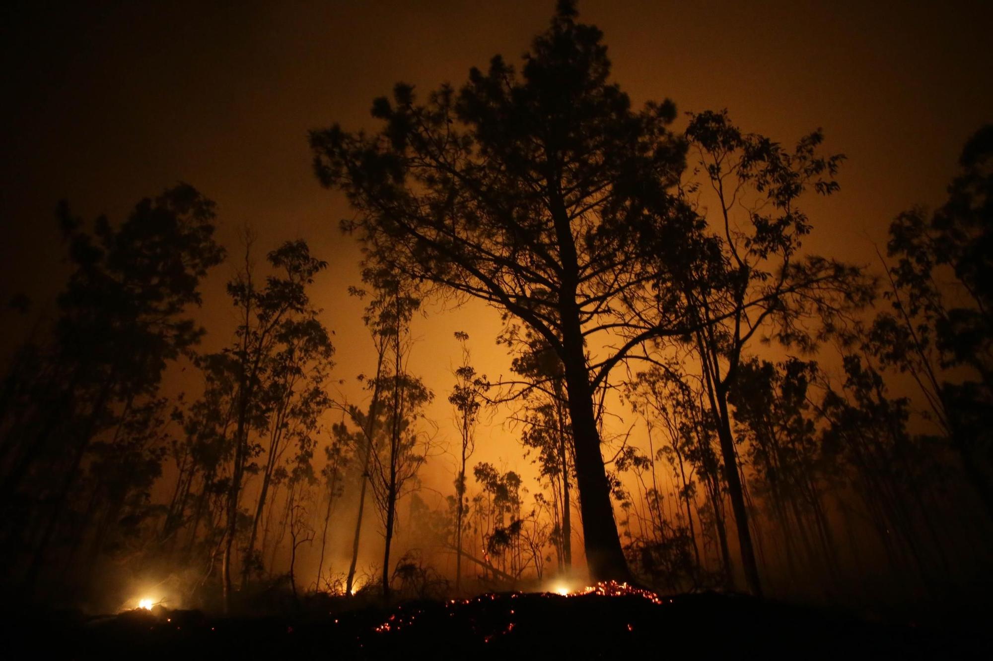 Incendio en Trabada: el fuego se acerca a las casas