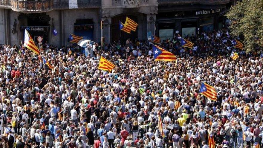La concentració davant de la seu d&#039;Economia, a la Rambla de Barcelona