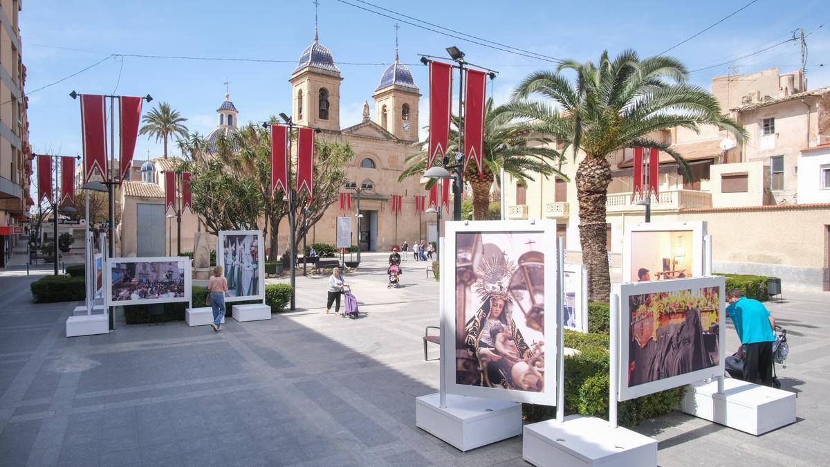 Exposición fotográfica de gran formato sobre la Semana Santa santjoanera en la Plaza de España de la localidad.