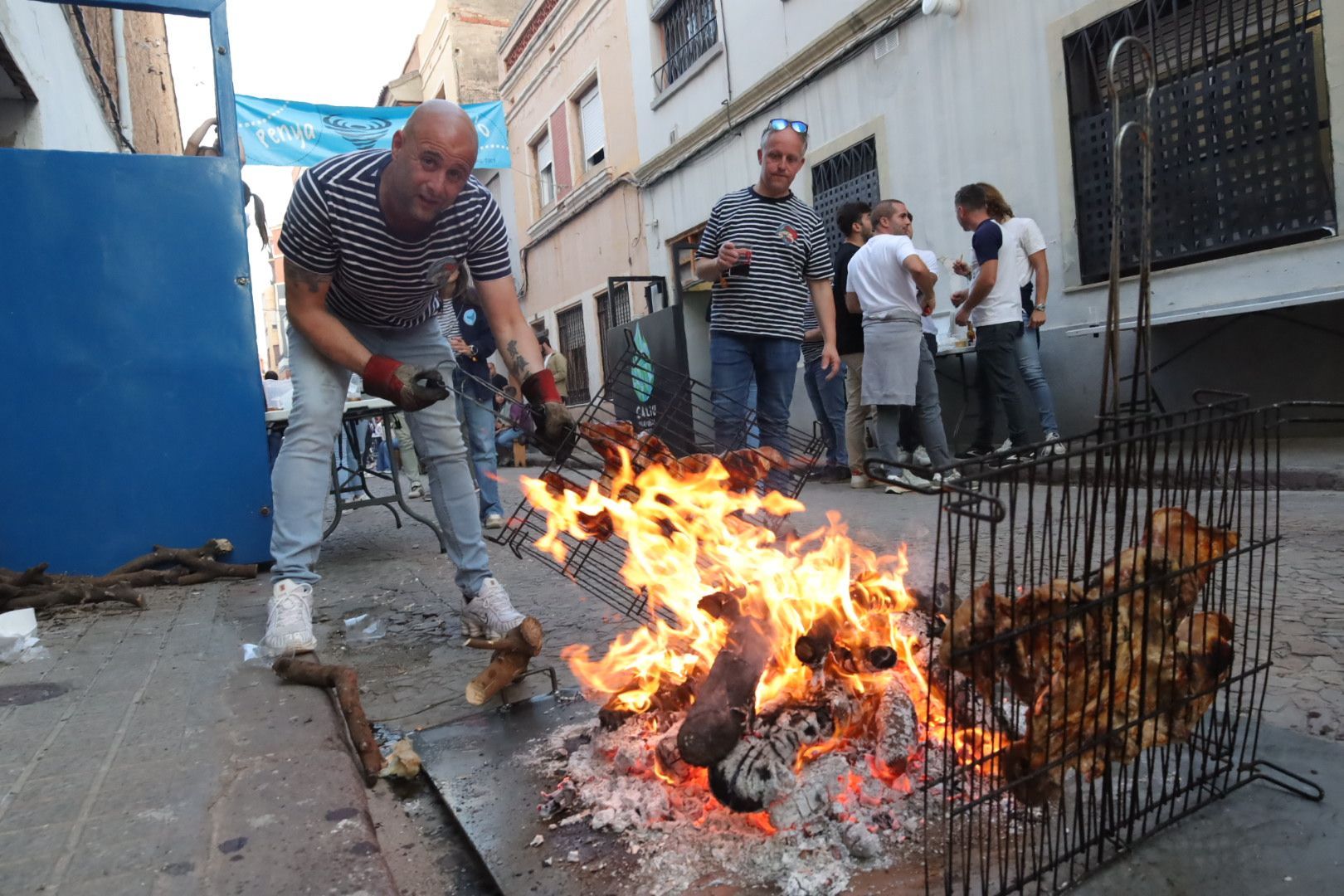 FOTOGALERÍA I Las imágenes de la Nit de la Xulla y del encuentro de elaboración de allioli de las fiestas de Vila-real