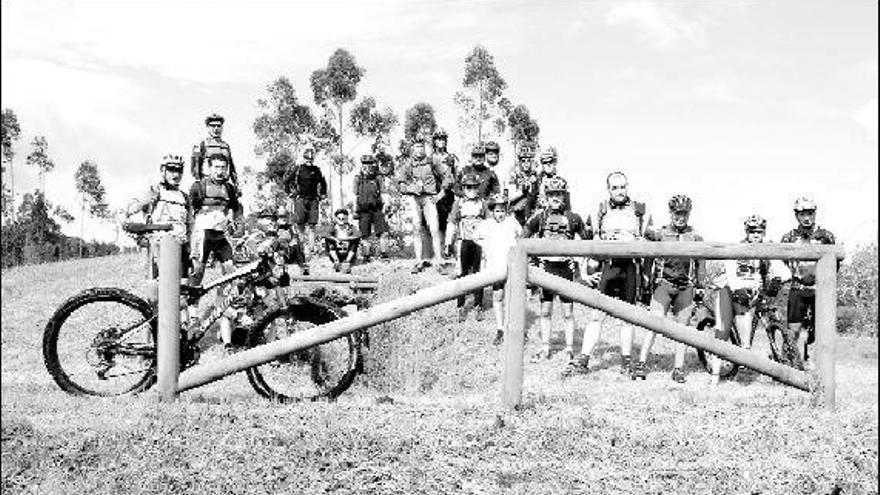 El grupo que hizo la ruta por el Monte Areo.