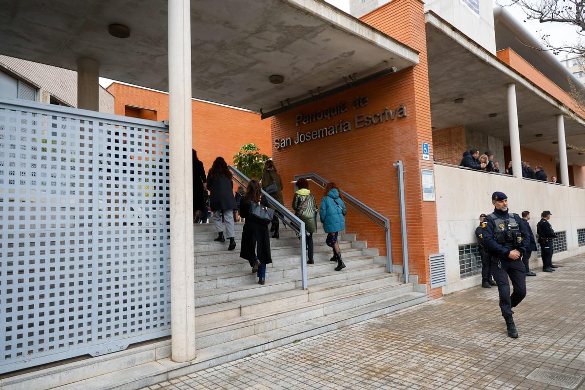 Despedida en València de las víctimas del naufragio de Indonesia: cientos de personas acuden al funeral