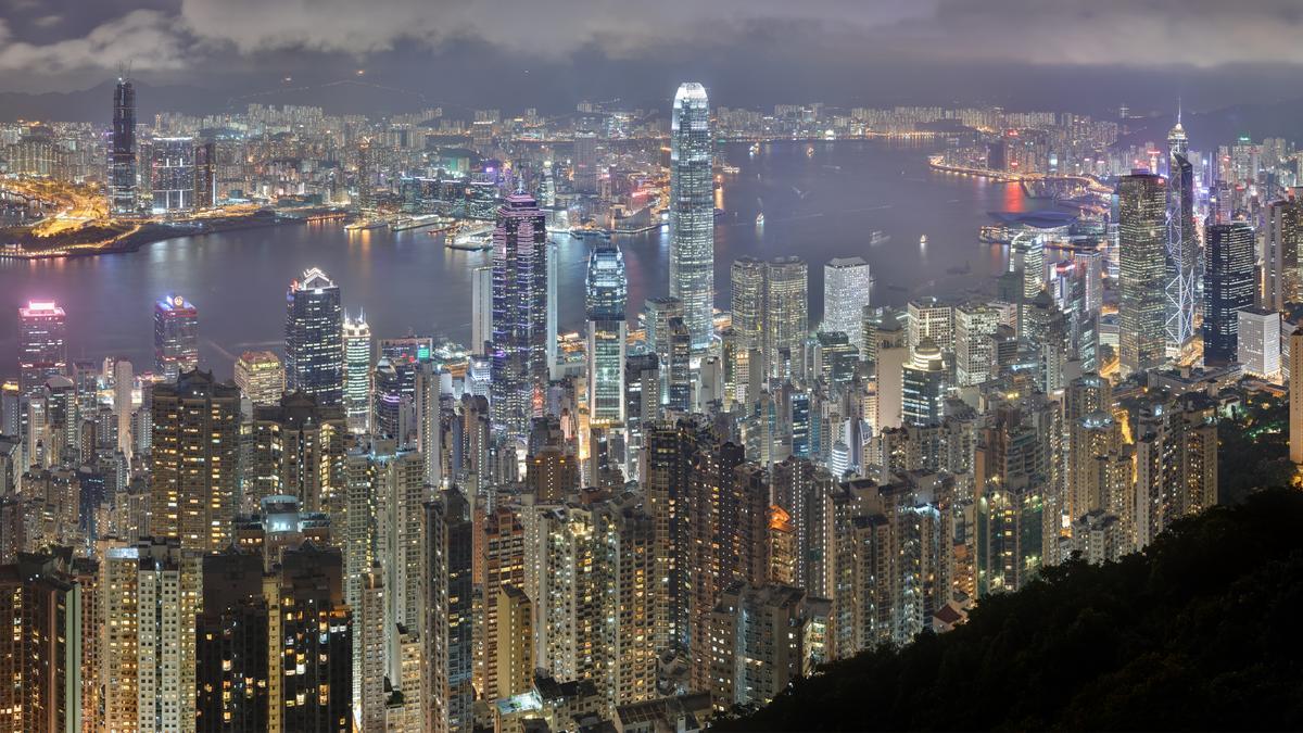 El skyline de Hong Kong por la noche. Un lujo que ahora vive la angustia