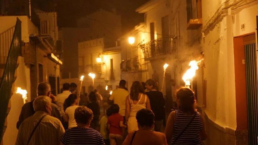 Antorchas y roscas para celebrar en Torrox su original Noche de San Juan