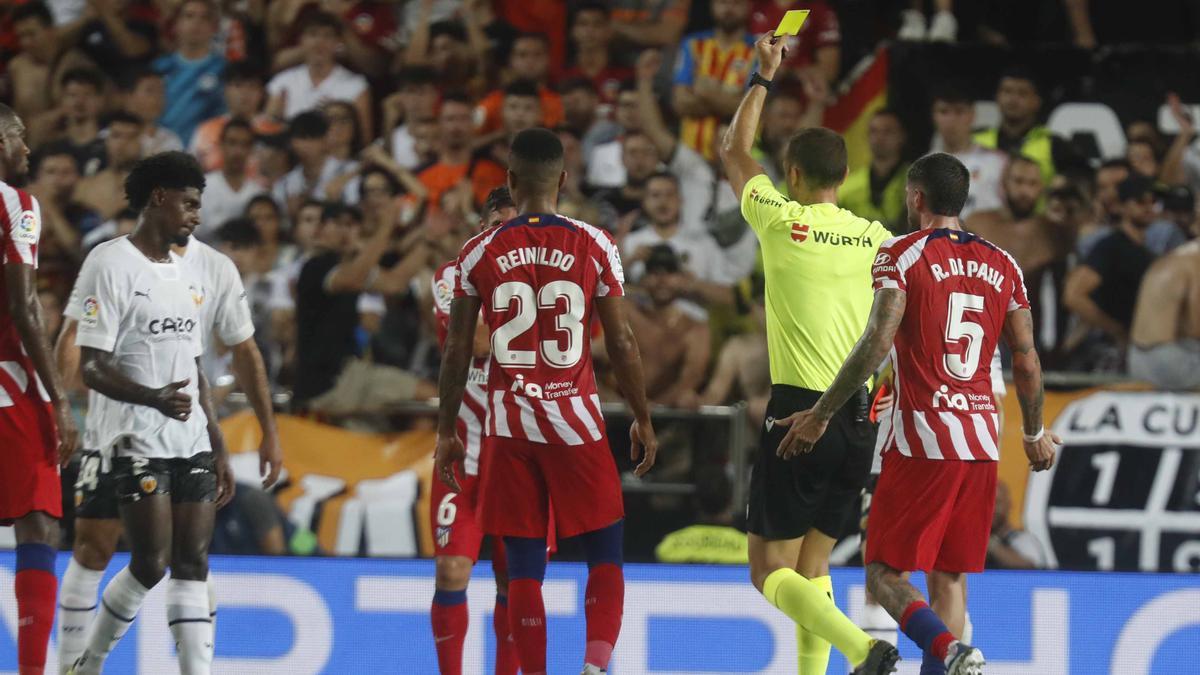 Cuadra Fernández cambió la roja directa a Thierry por una amarilla