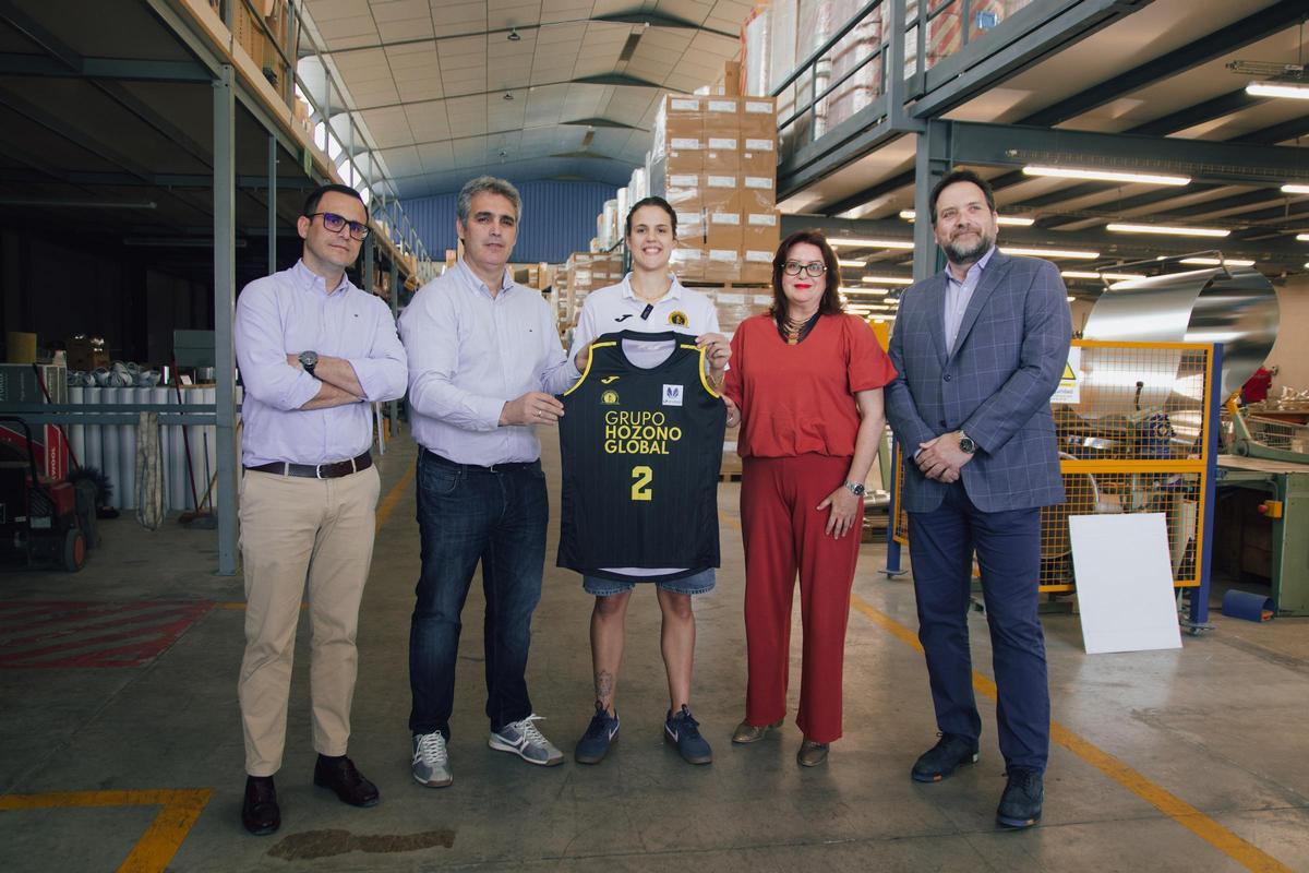 Txell Alarcón, en el centro, en la presentación de su renovación con Andrés Medina (izquierda), director deportivo, y Salva Costa (presidente), a su derecha