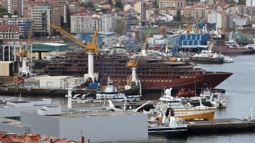 Panorámica de astilleros de Vigo, con el crucero &quot;premium&quot; de Barreras