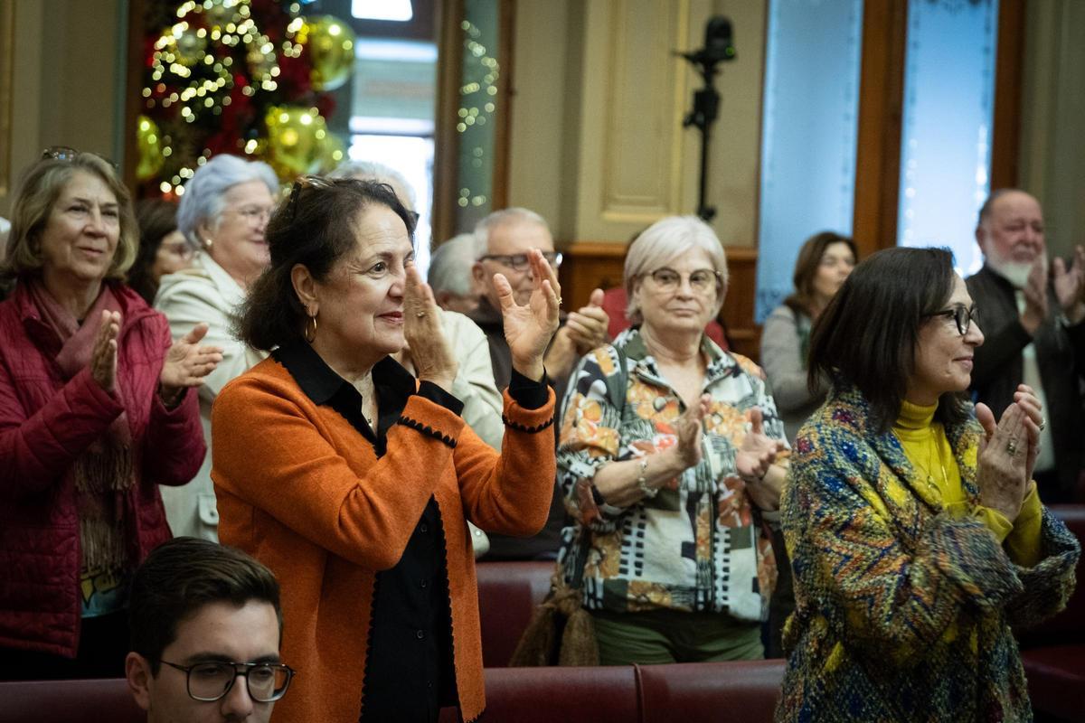 Aplausos del público tras la aprobación, por parte del pleno de Santa Cruz, del homenaje a Geni Afonso.