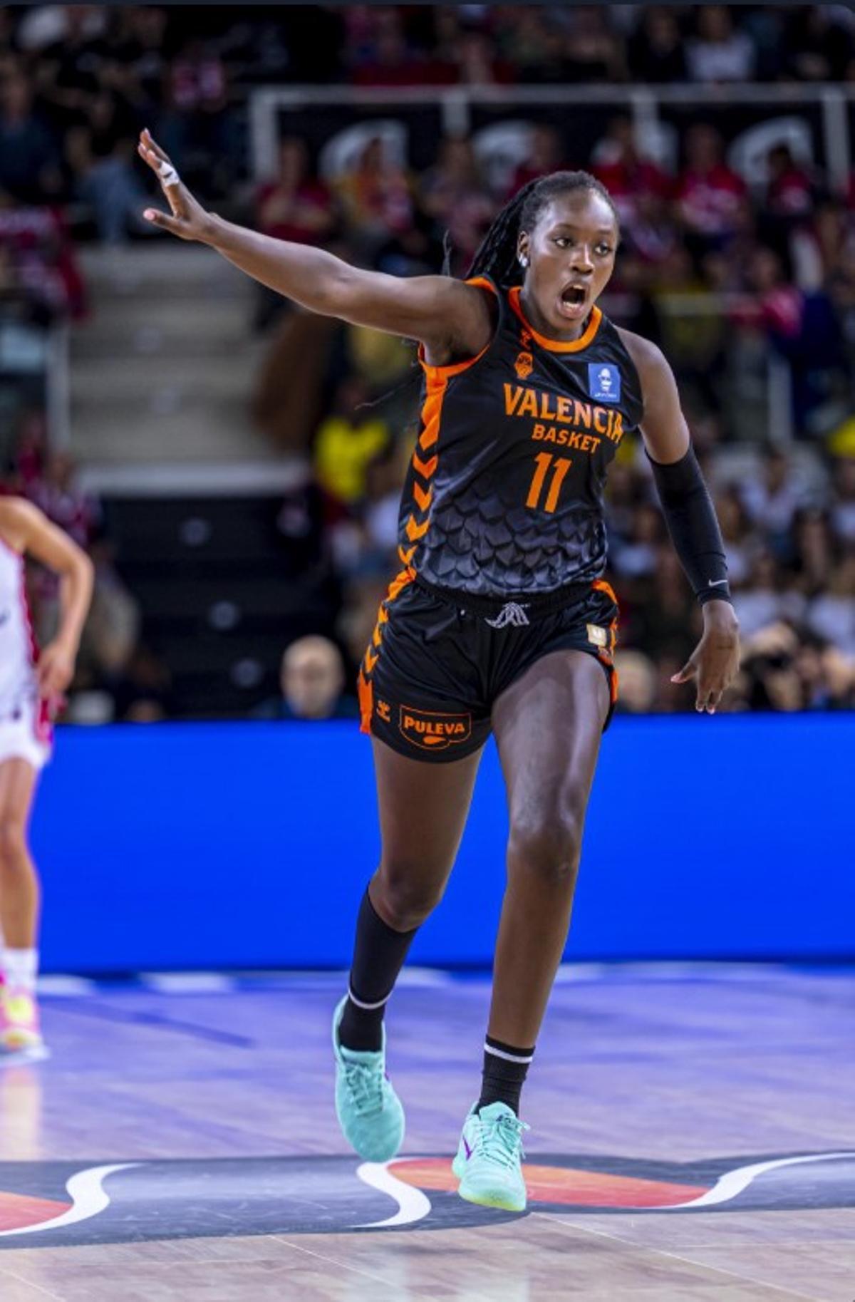 Awa Fam, con 10 puntos y dos triples, entre las destacadas del triunfo ante el Zaragoza.