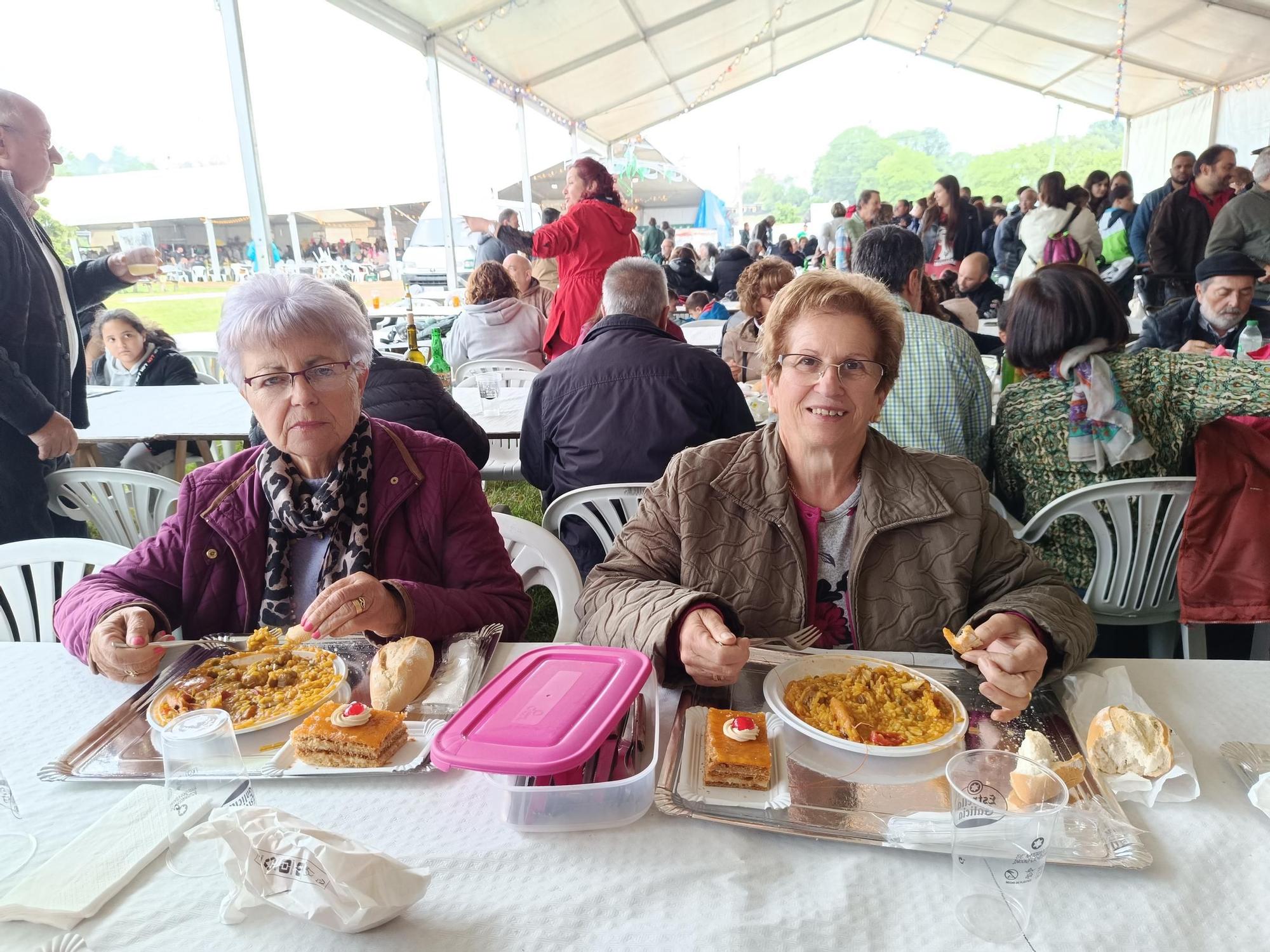 Compartiendo mesa y mantel en las fiestas de Meres, en Siero