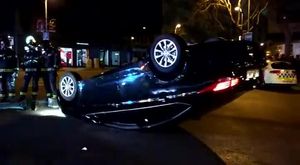 Un grup de xòfers bolca un vehicle de lloguer amb conductor a Tuset amb Travessera