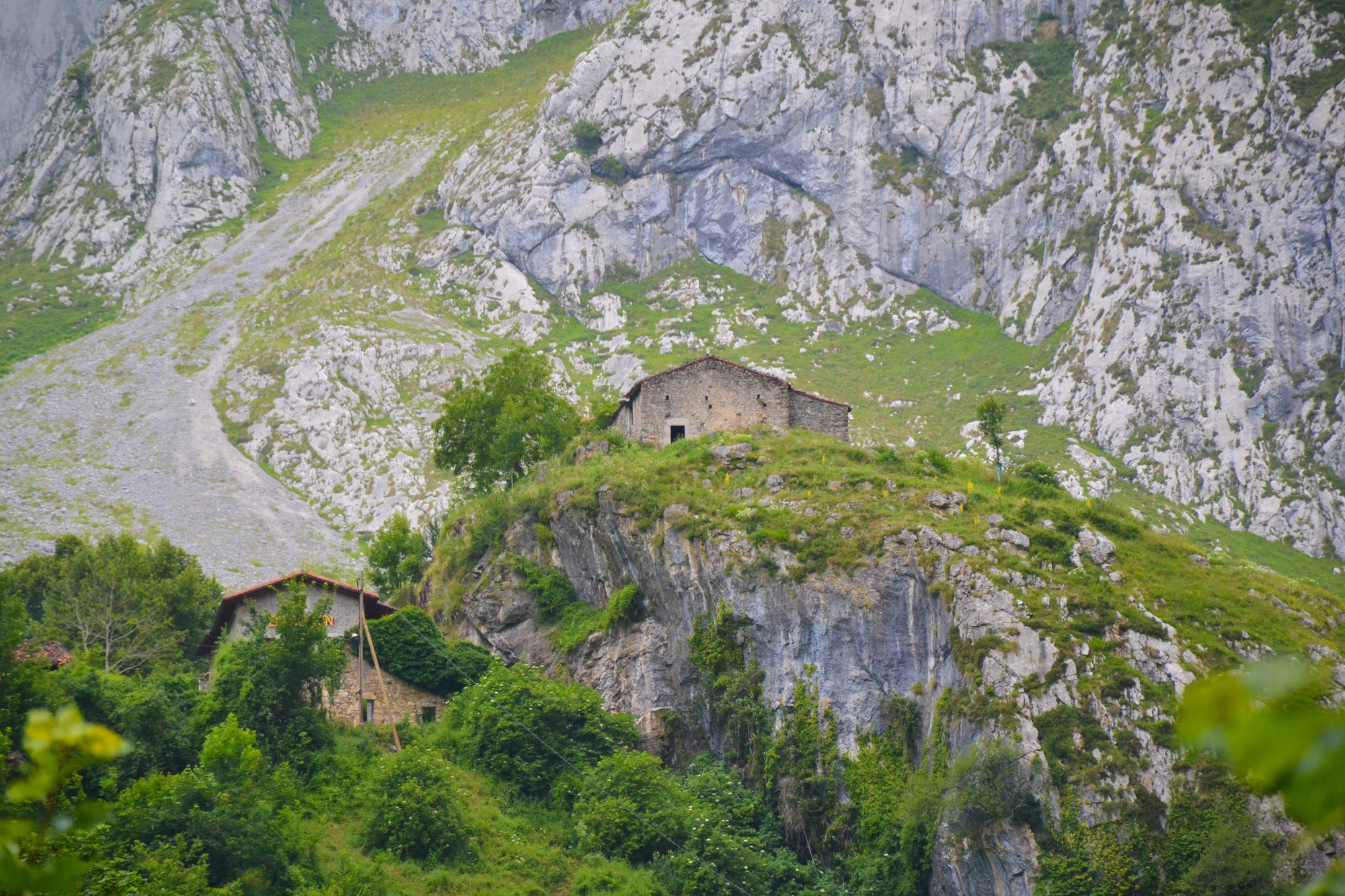 Dos de las casas de Bulnes de Arriba, vistas desde el camino de entrada a Bulnes de Abajo.