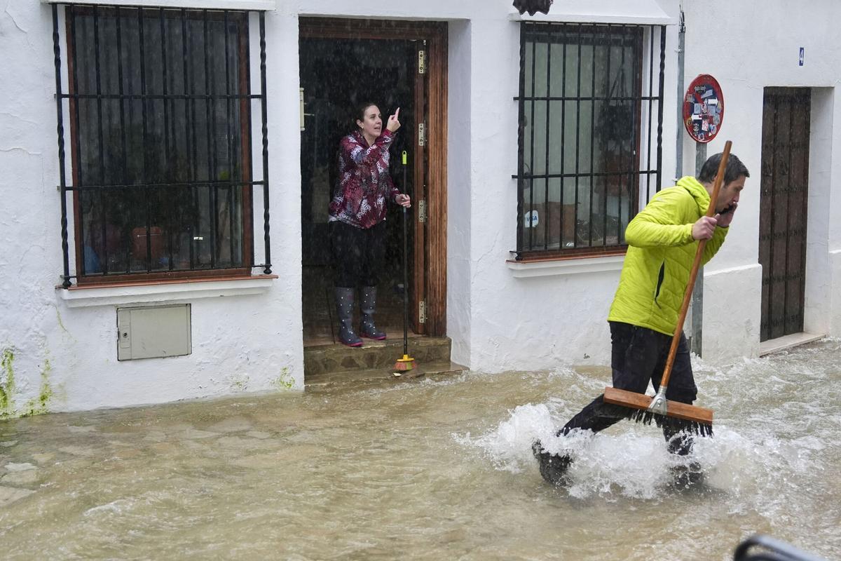 Vecinos de Grazalema intentan achicar agua de sus casas
