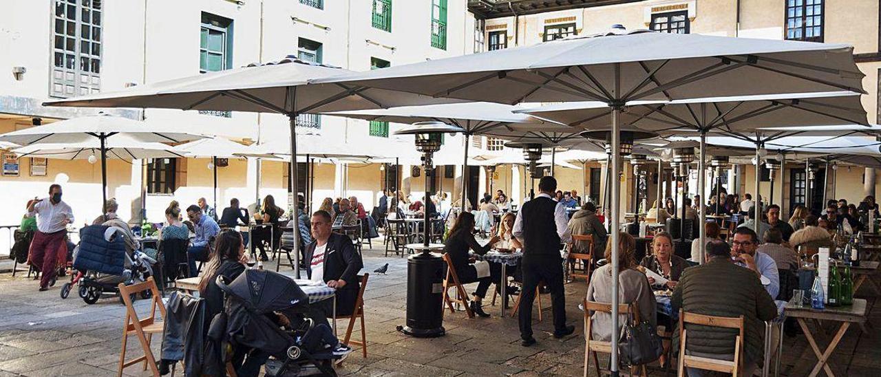 Terrazas hosteleras, llenas de clientes, ayer, en el Fontán.