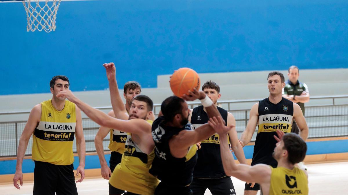 Varios jugadores del CB Canarias, durante el entrenamiento llevado a cabo este miércoles en Badalona.