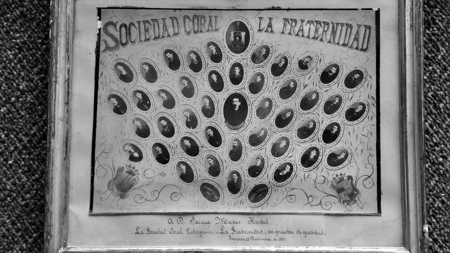 Fotografia emmarcada de la Sociedad Coral La Fraternidad de l'any 1885.