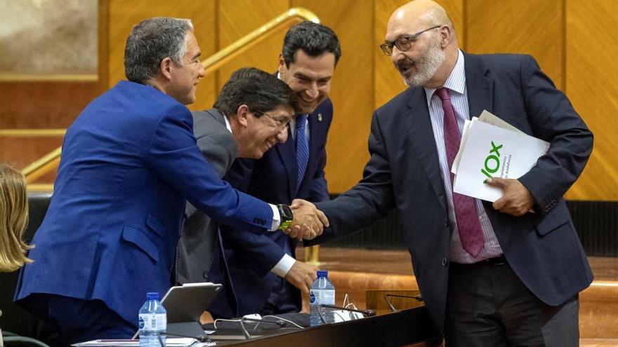 Bendodo, Marín y Moreno saludan a Alejandro Hernández, portavoz de Vox.