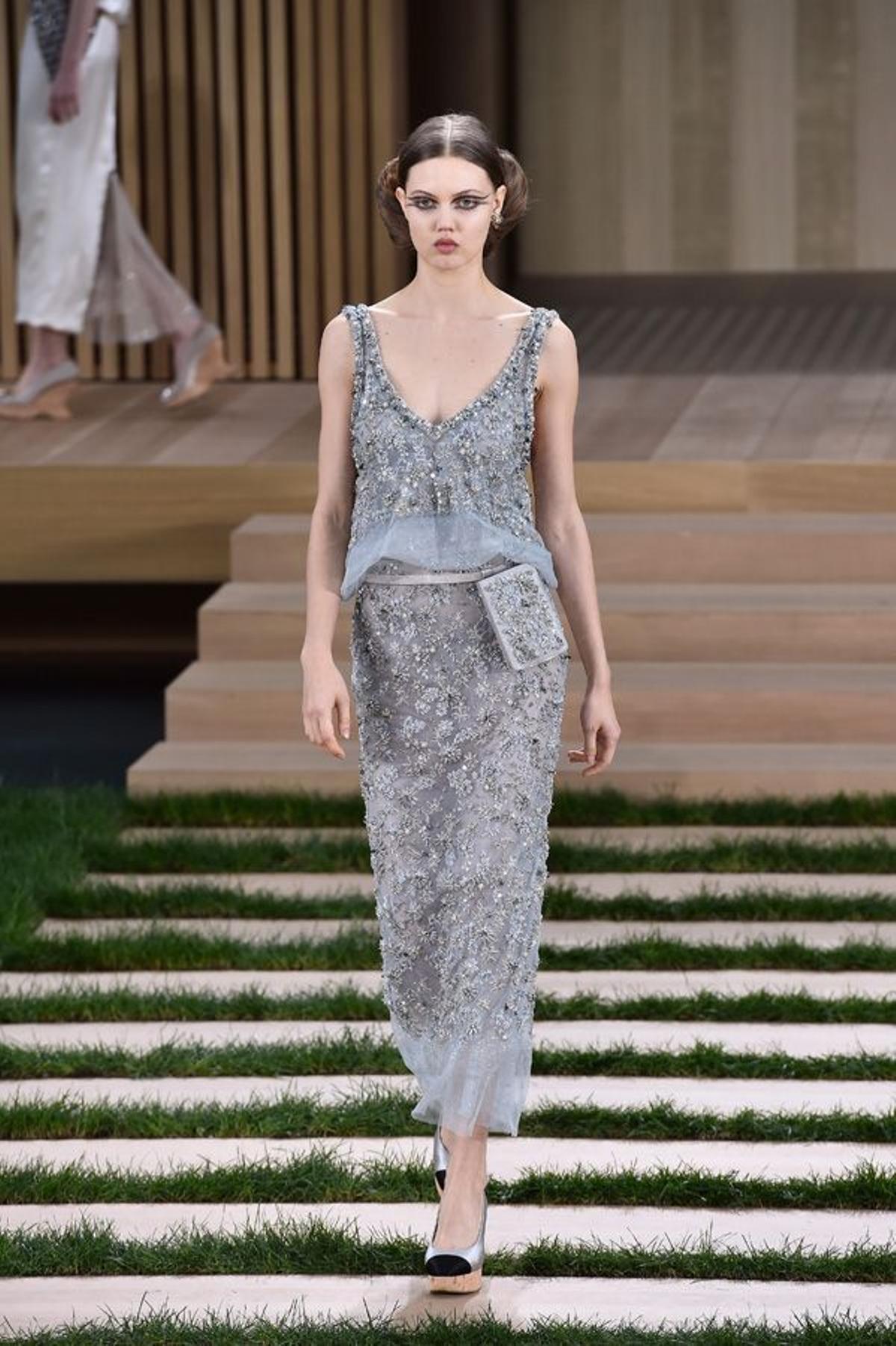 Chanel Alta Costura Primavera-Verano 2016: el gris para la noche