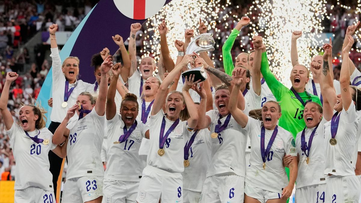 Las jugadoras de la selección inglesa celebran la consecución de la Eurocopa Femenina 2022 en el estadio de Wembley.